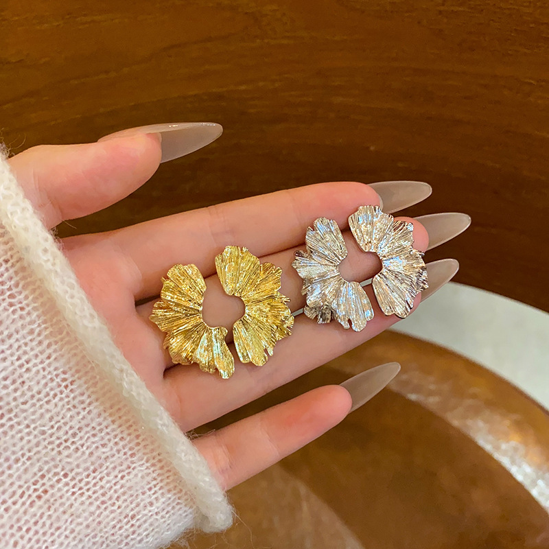 Exaggerated retro leaf earrings from Europe and America are versatile for women. They feature a cold and elegant style with a light luxury and high-end feel, as well as commuting stud earrings full figure