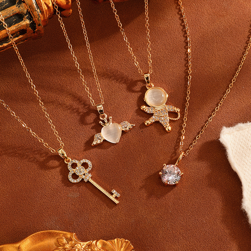 A light luxury cat's eye stone full diamond titanium steel high-end necklace, a unique and versatile collarbone chain for women, a fashionable and individual autumn accessory full figure