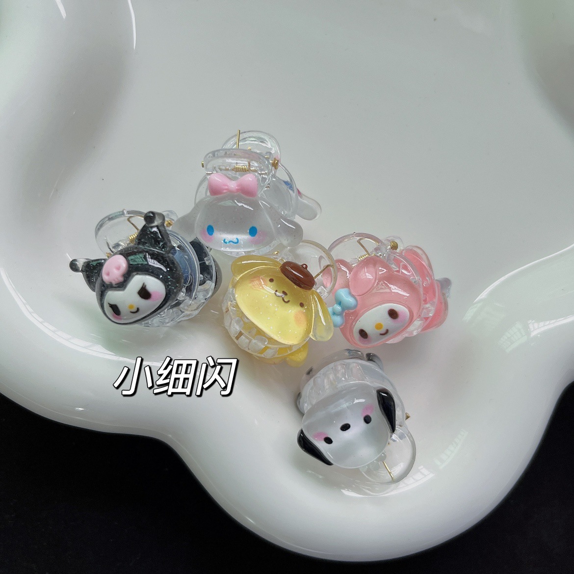 The cute and delicate Sanrio scratcher from Japan and South Korea, the transparent cinnamon dog, the Kuromi hairpin, and the high ponytail hairpin all touch the heart of a girlish girl Application Scenario