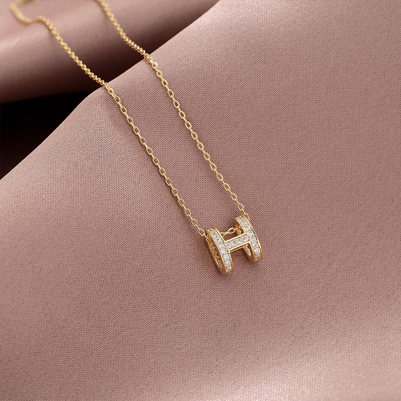 Niche design sense, full diamond H-letter pendant, ins simple and fashionable collarbone chain, popular neck chain, titanium steel micro-inlay jewelry details Picture
