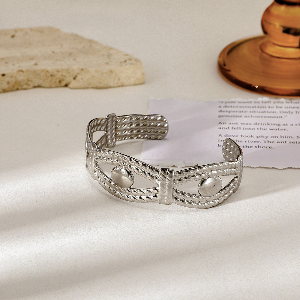 New Amazon cross-border bracelet for Europe and America, with personalized electroplated gold plating and a high-end sensitive surface for women, is a bestseller Application Scenario