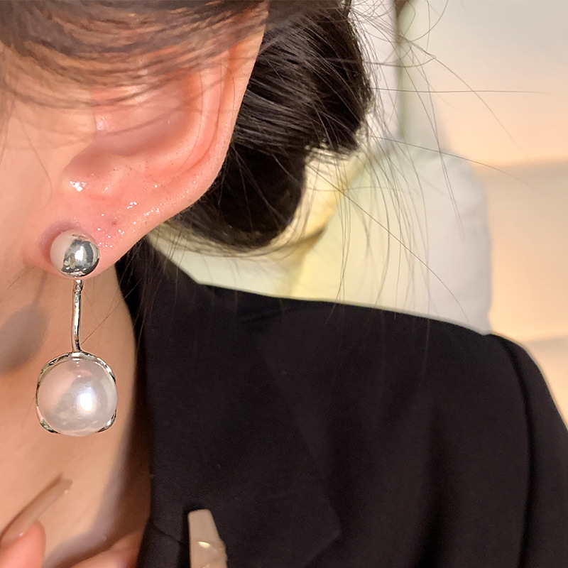 This is a new 2024 women's fringed pearl earring with a touch of light luxury and sophistication. It features a double-ear stud and is a trendy and popular ear accessory Application Scenario