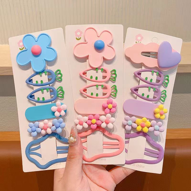 Children's candy-colored cloud hair clips, hollowed-out broken hair clips, BB clips, cute side hair clips at the back of a little girl's head full figure