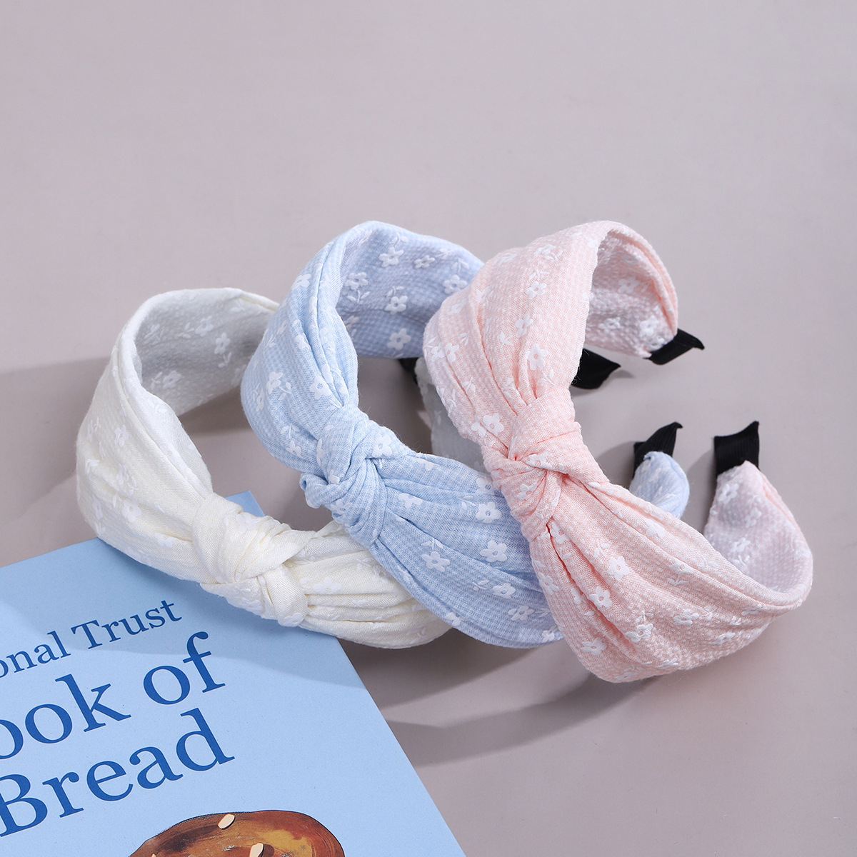 Fashionable and elegant high headband with a knot on the top of the head, a simple and high-end Korean style, a versatile headband with floral patterns, a stylish headband and hair accessory details Picture