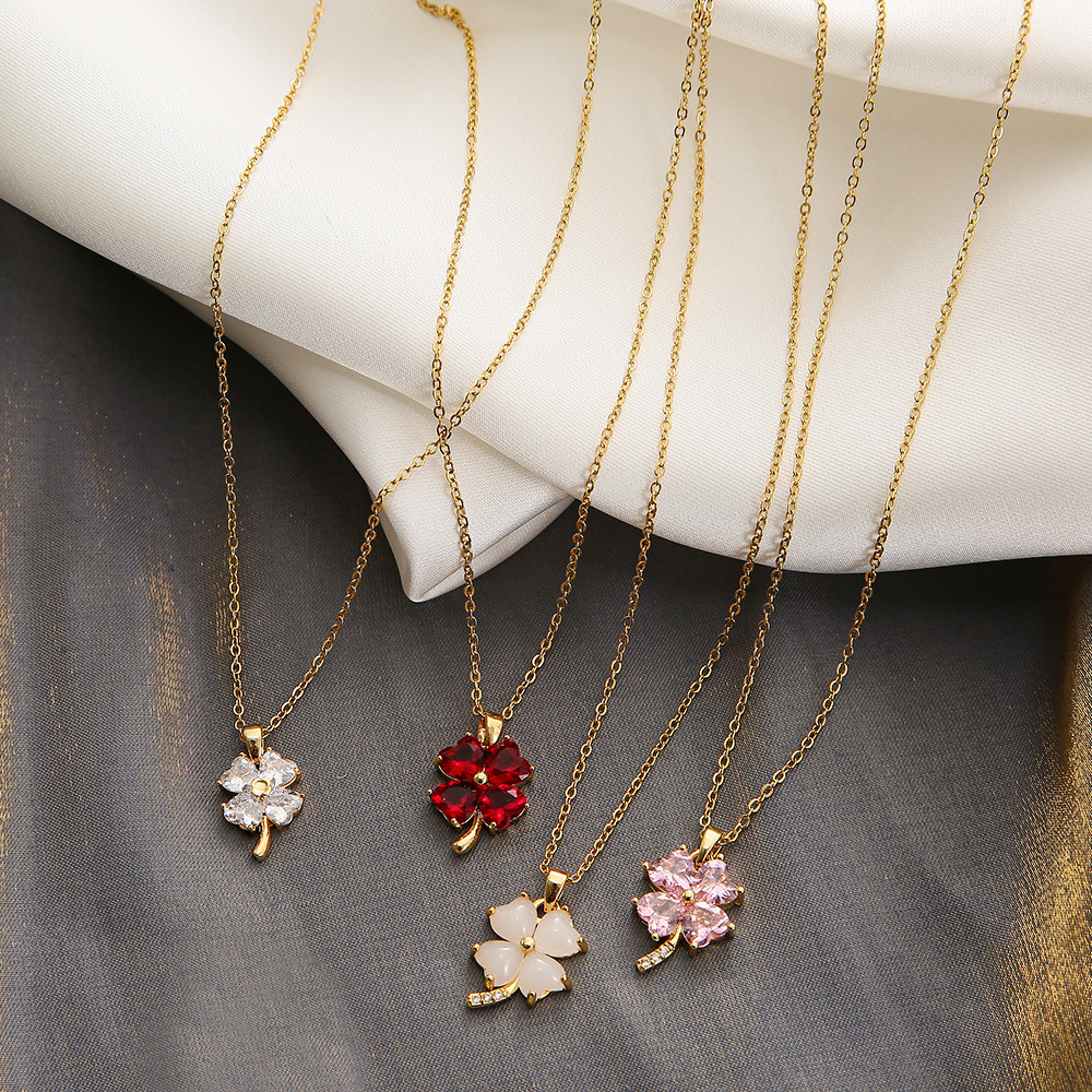 Ins-style personalized same micro-inlaid crystal zircon four-leaf clover titanium steel necklace, simple and niche female Internet celebrity collarbone chain full figure