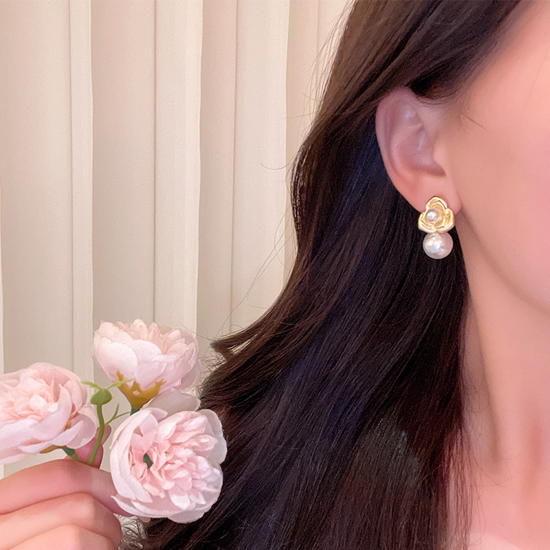 Golden camellia pearl earrings for women, with a light luxury, niche and high-end feel, unique stud earrings, elegant and exquisite, are popular earrings on the Internet Specification drawing