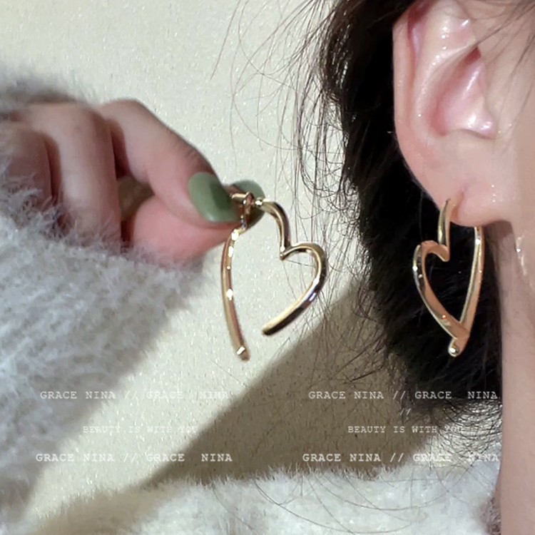 The cross-shaped heart-shaped earrings with a niche design sense exude a simple yet sophisticated charm and a cold, individualistic style. They are worn with stud earrings on the front and back Specification drawing