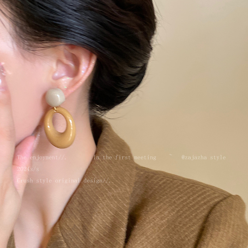 French retro Hong Kong-style circle high-end earrings, a new bestseller for women in 2025, summer style light luxury earrings Application Scenario