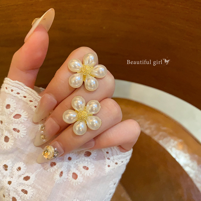 Gentle flower pearl stud earrings for women, versatile, high-end and light luxury style earrings, a unique new type of earrings in 2025 full figure