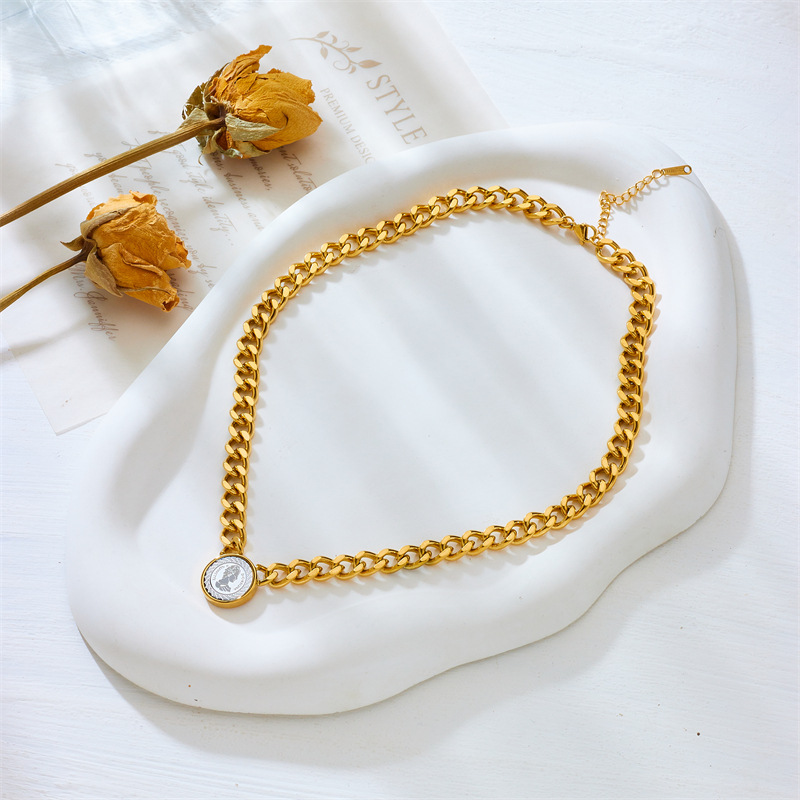 A fashionable, niche, light luxury, high-end, cold style round pendant, thick chain, gold-plated titanium steel necklace Specification drawing