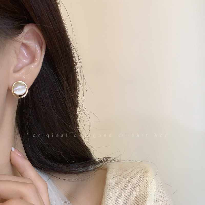 s925 silver needle, simple and versatile, circle cat's eye stone earrings, a niche design for women, fashionable and the same style of ear studs and earrings as Internet celebrities Application Scenario