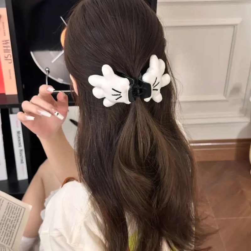 Cute Mickey Mouse hand gripper on Instagram ~ Stylish 3D plush hairpin, female palm Mickey Mouse hand gripper creative hair accessory details Picture