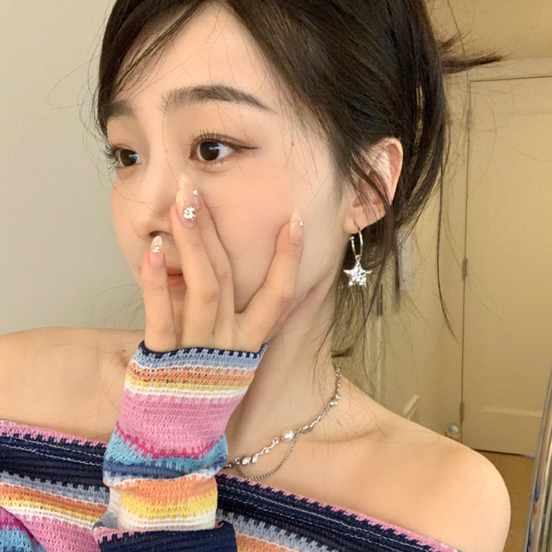 Sweet and cool style, spicy girl star earrings, light luxury, niche and high-end feel, five-pointed star ear rings, unique and popular online celebrity earrings Application Scenario