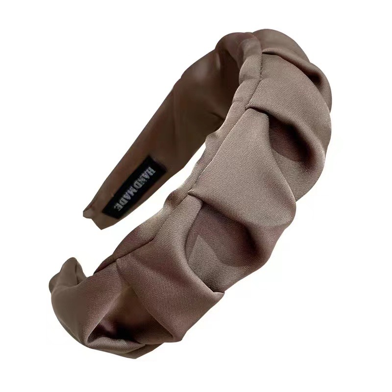 The new Korean-style simple pleated fabric wide-edge compression headband is a versatile accessory for going out. The hairband and hair clip are sweet and elegant for girls Item Picture