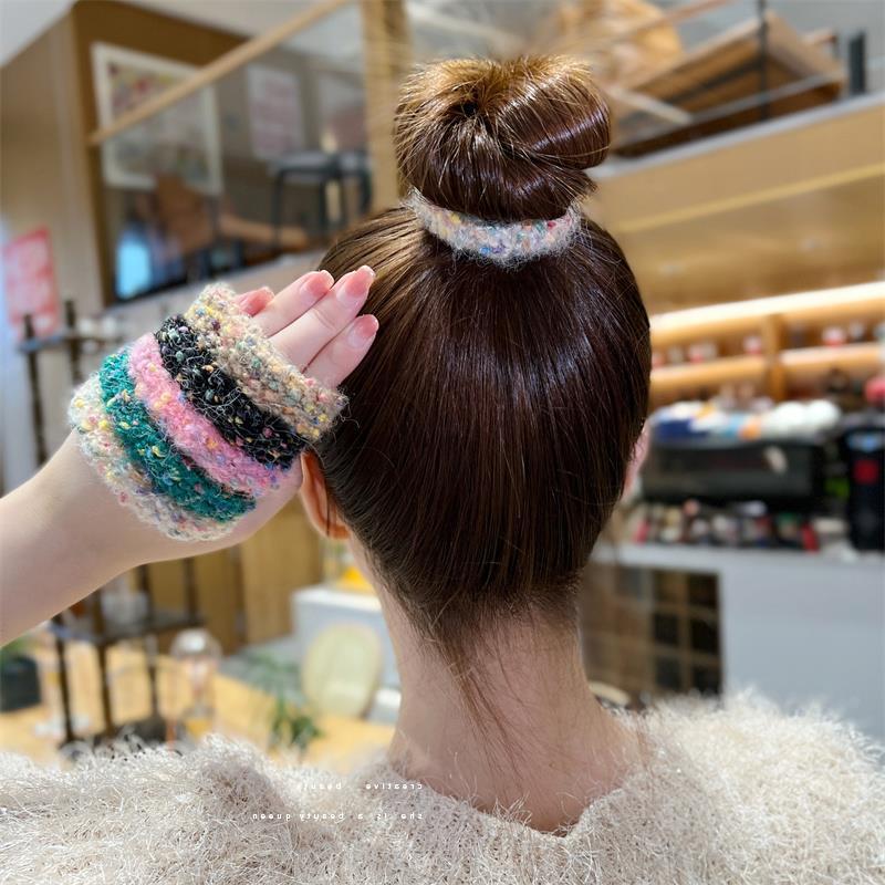 Autumn and winter colorful plush hair ties, high ponytail hair ties, high elasticity and durable leather bands, women's hair ties, hair rings and headwear Application Scenario