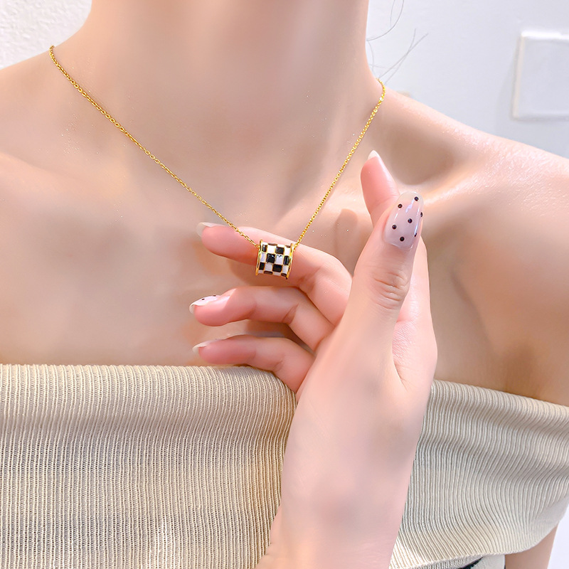 Fashionable and light luxury checkerboard checkered oil drip little waist titanium steel necklace, a rare and high-end titanium steel collarbone chain accessory for women details Picture