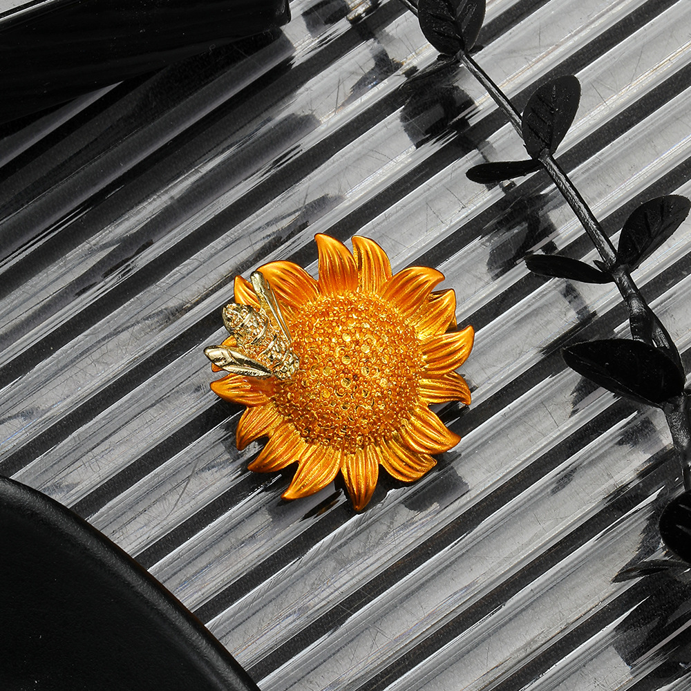 Japanese-style dynamic little bee sunflower suit brooch, light luxury country style, niche style brooch and corsage Specification drawing