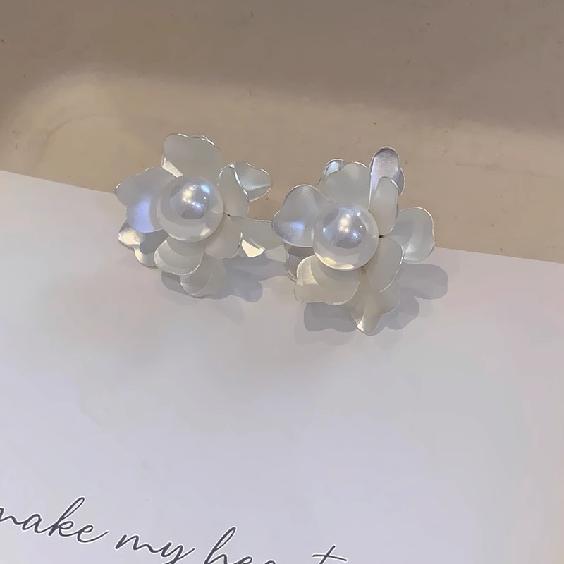 Exaggerated and grand floral earrings with a metallic feel from Europe and America, a light luxury, niche, retro and simple style for women, and pearl stud earrings Application Scenario