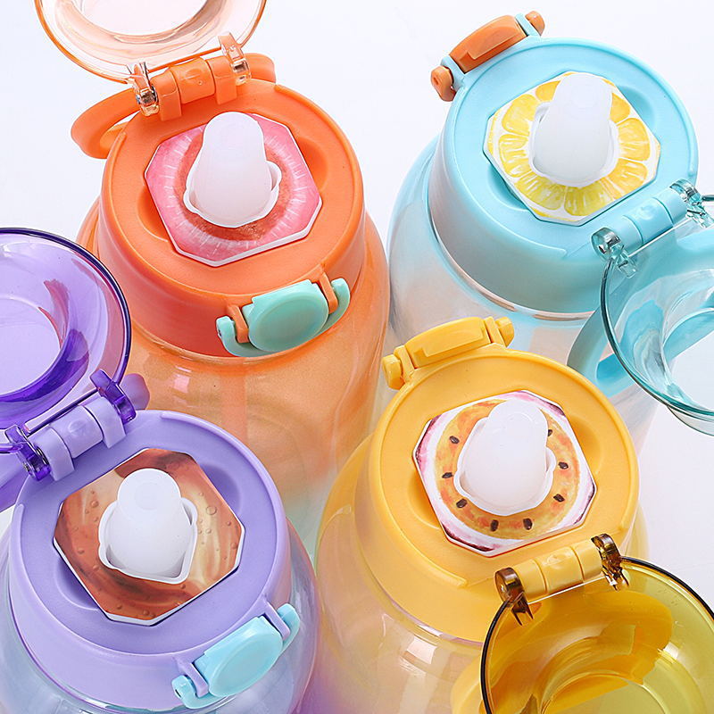 E-commerce Playful Fruit-flavored water Bottle 1L, 0 sugar 0 calories, extracted fragrance straw, two-color gradient plastic water cup, male and female student cups Application Scenario