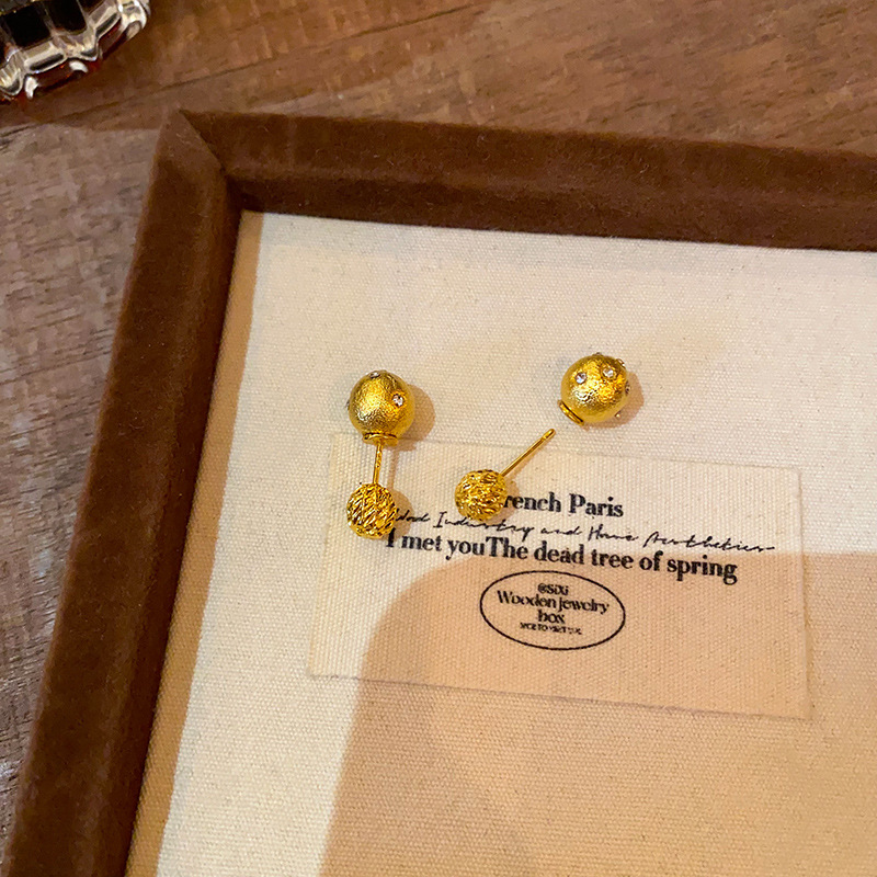 Golden brushed golden ball star stud earrings, a niche pair of high-end and elegant earrings for women, fashionable and light luxury earrings Specification drawing