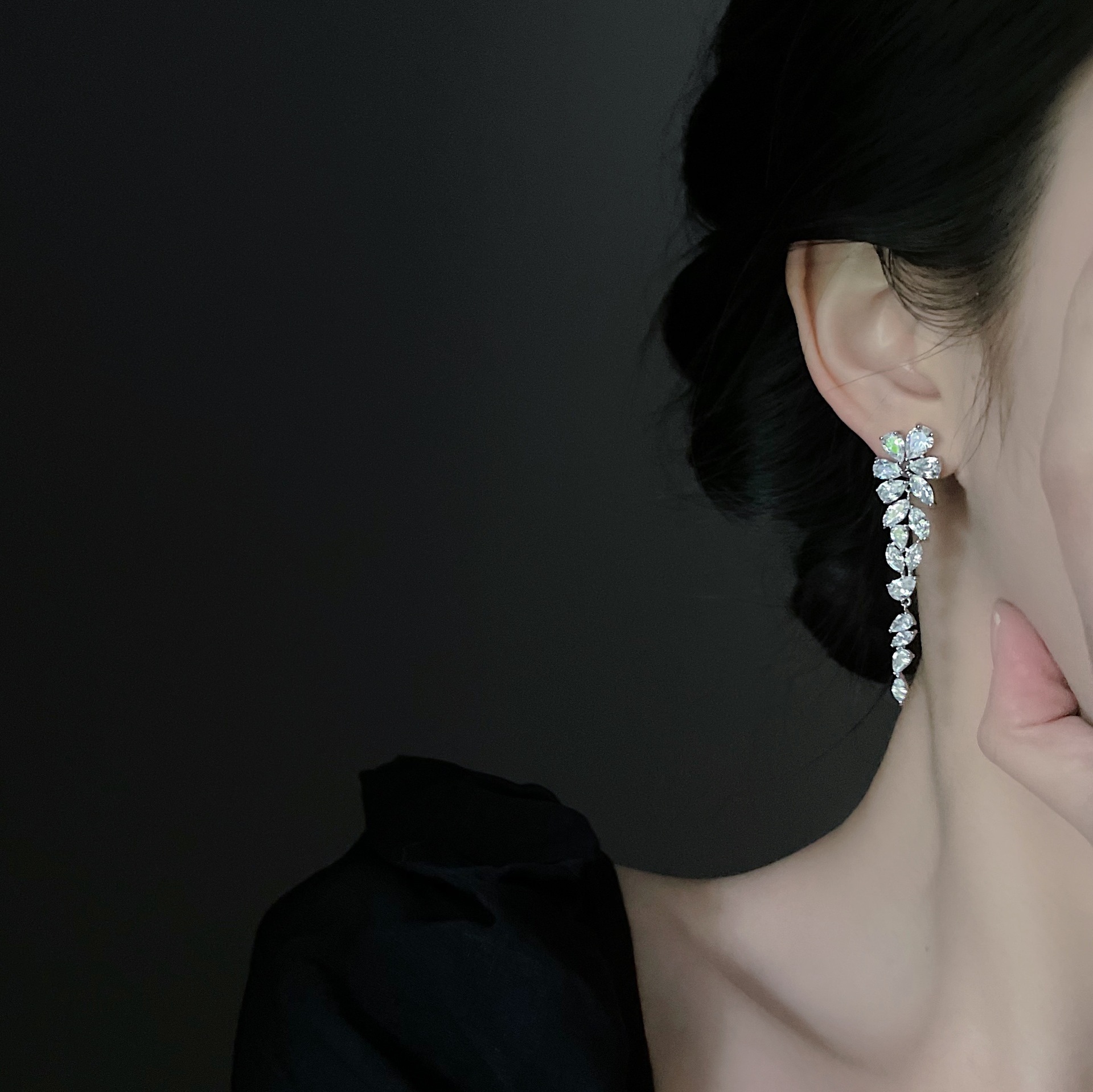 Super Flash Zircon long tassel earrings, women's heavy industry style slimming and elegant stud earrings, light luxury and versatile earrings accessories wholesale details Picture