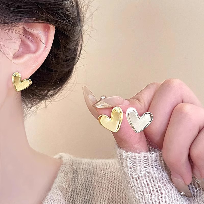 Frosted three-dimensional heart-shaped brushed stud earrings for women, simple and cool ins style versatile earrings, fashionable and elegant commuting earrings full figure