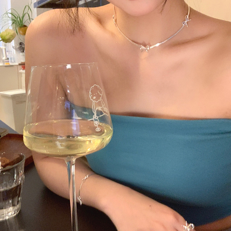 Silver bow snake bone chain necklace with a cold and cool female style, a niche design with a high-end feel, a collarbone chain, and a versatile necklace accessory Application Scenario