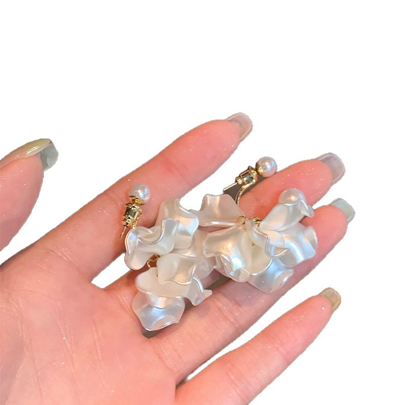 French pearl and flower double-ear tassel earrings exude a sense of high-end elegance and grandeur. Stud earrings are exquisite and beautiful earrings for women Item Picture