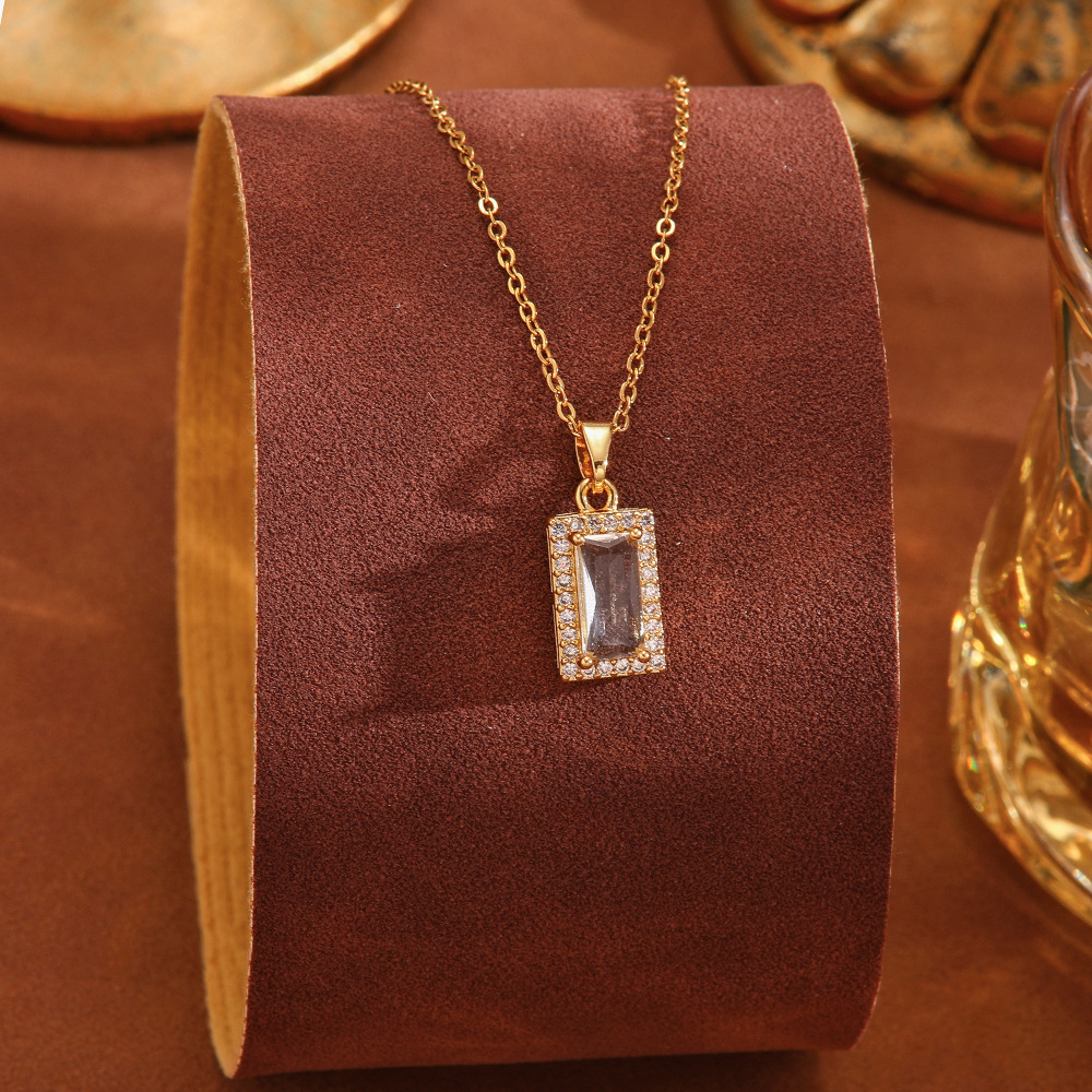 The new exquisite and fashionable Korean version copper-inlaid zircon pendant is a versatile stainless steel necklace and collarbone chain accessory for commuting Specification drawing