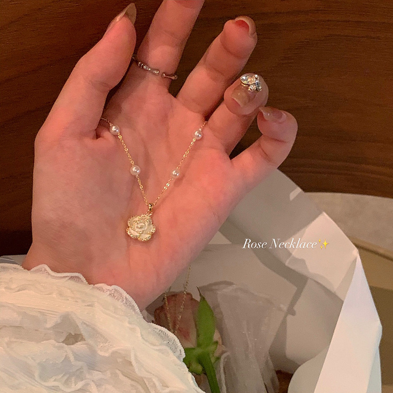 The light luxury and niche camellia pearl necklace is fashionable and versatile. The collarbone chain exudes a sense of sophistication and is a popular and trendy sweater chain accessory details Picture