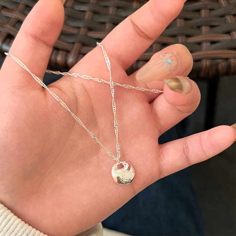 A popular gold ingot lucky bag necklace on Xiaohongshu, featuring a simple Chinese-style "Fu" character pendant with a unique and niche design details Picture