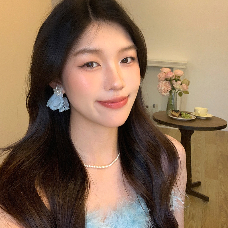 Summer fresh chiffon pearl flower earrings for women, seaside vacation style earrings, high-end, elegant and grand, stud earrings for women Application Scenario