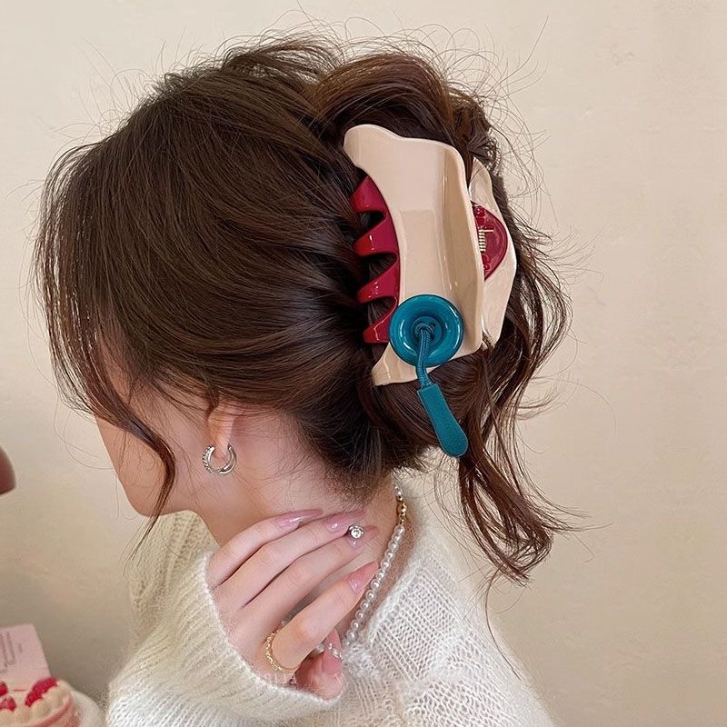 The designer's button gripper is fashionable and elegant. It features a red triangular hairpin, a color-blocked hairpin, and a half-tied shark clip Specification drawing