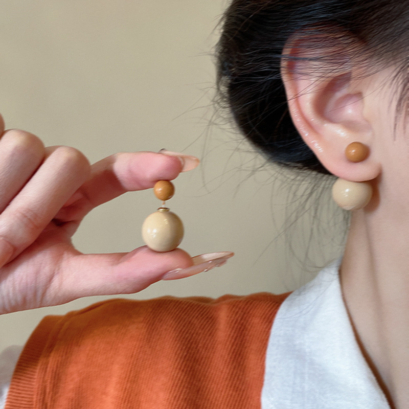 Autumn and winter dual-color pearl stud earrings for women, a new bestseller in 2025, exuding a sense of high-end elegance and unique personality Application Scenario