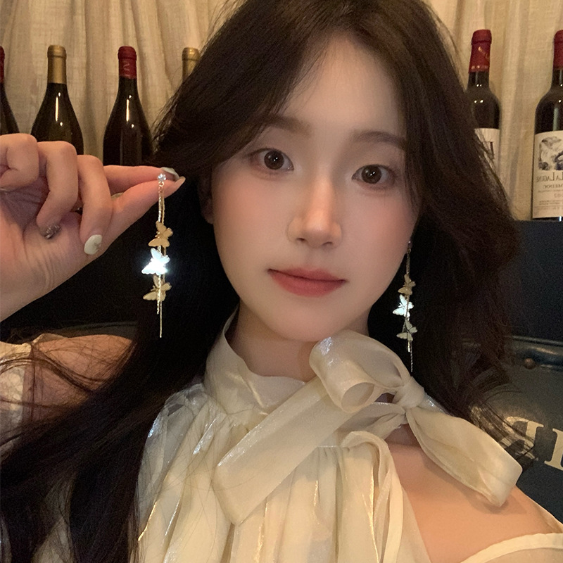 The super ethereal butterfly tassel stud earrings are fashionable and elegant for women, with a light luxury and high-end feel. The long zirconia earrings are slightly inlaid Application Scenario