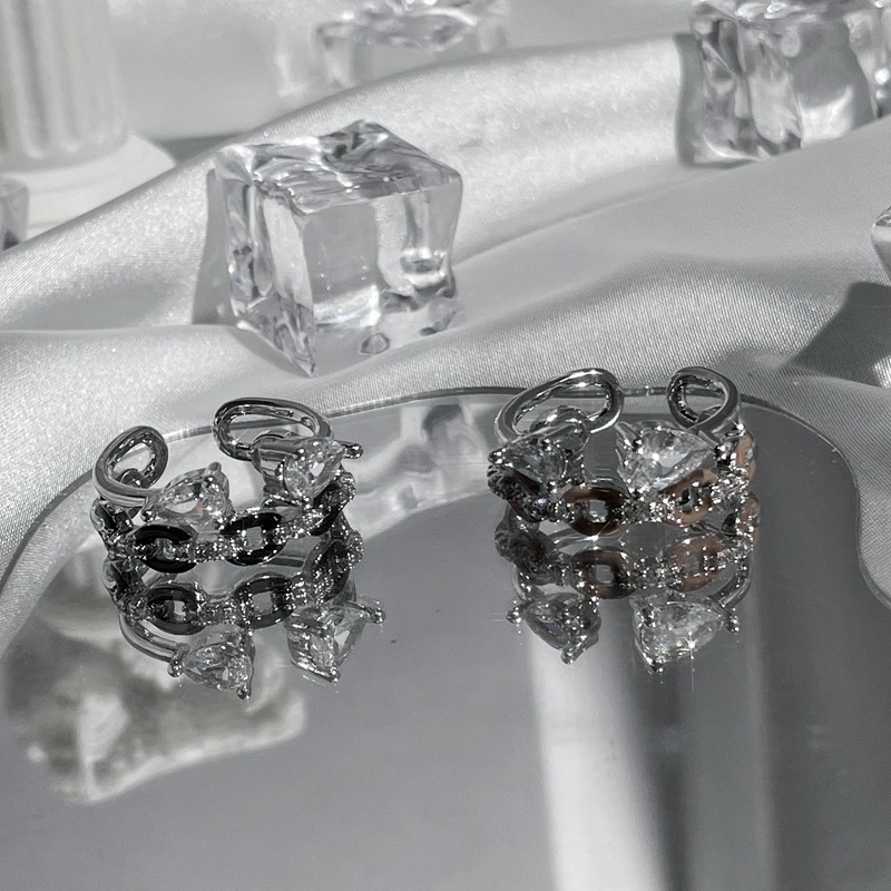 A double-layer chain ring for women, exquisite and elegant, sweet and cool, light luxury, trendy index finger ring, ins cold style, versatile open ring Application Scenario