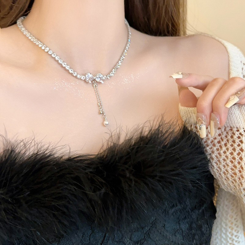 Bow zircon pearl necklace for women with a light luxury and niche design sense, 2024 new style neckchain collarbone chain full figure