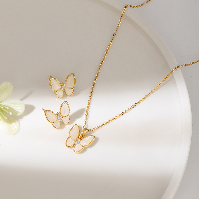 Fashionable and simple white shell butterfly titanium steel necklace, a unique and elegant female style, versatile collarbone isn popular pendant accessory full figure