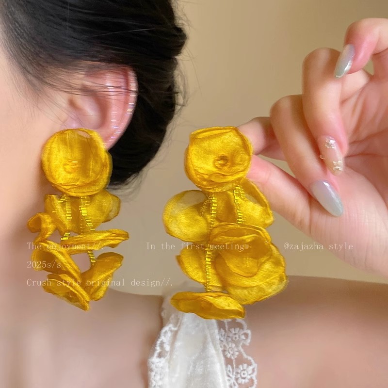 Yellow flower tassel earrings for women, 2025 new seaside vacation style earrings, fashionable, exaggerated and face-enhancing small earrings Application Scenario