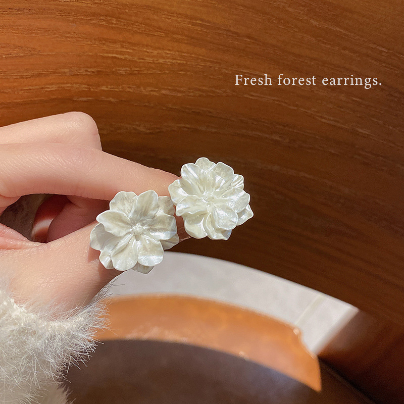 Korean style simple white flower earrings for women, fashionable, elegant, fresh and sweet 925 silver needle earrings wholesale Specification drawing