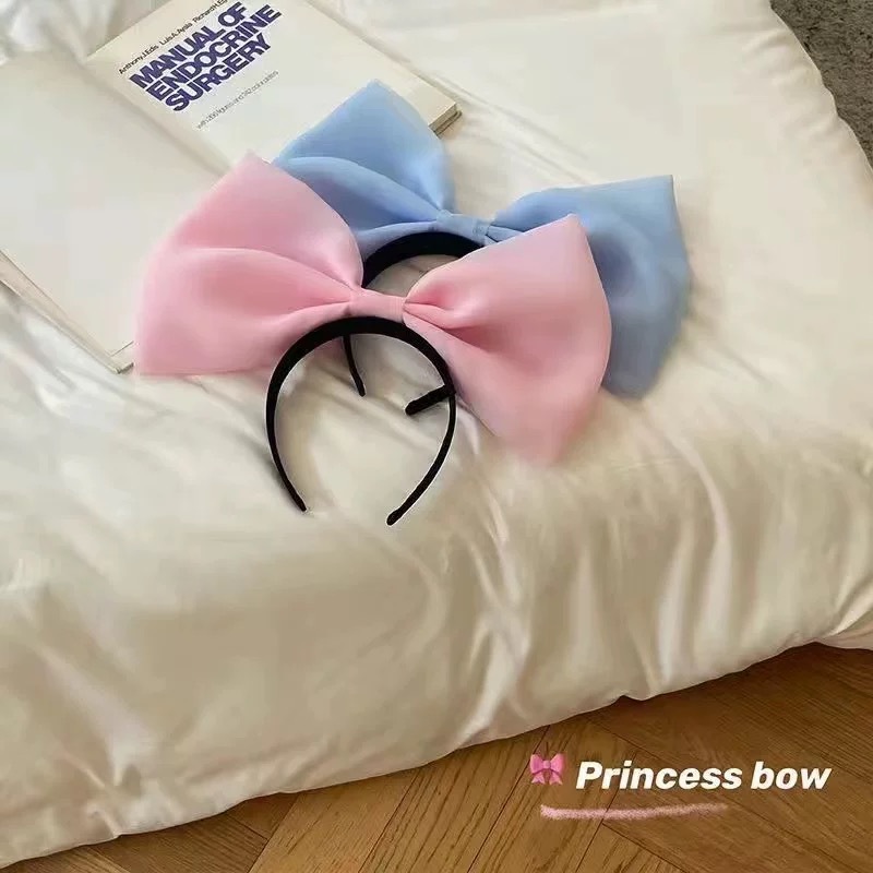 The oversized bow headband exudes a high-end, stylish and fashionable vibe. The high hairpin on the top of the head is versatile for going out and a cute birthday headband full figure