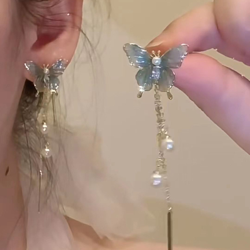 The super ethereal gradient butterfly tassel earrings for women, a new style of 2025, exude a light luxury and high-end feel. They are a popular earpiece Application Scenario
