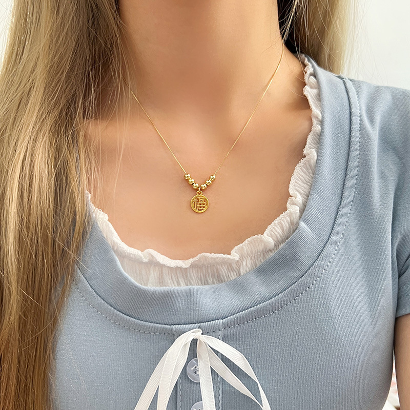 The 2024 new bestseller necklace features a niche design sense, a high-end collarbone chain, a French retro pearl necklace, and a light luxury style for women full figure