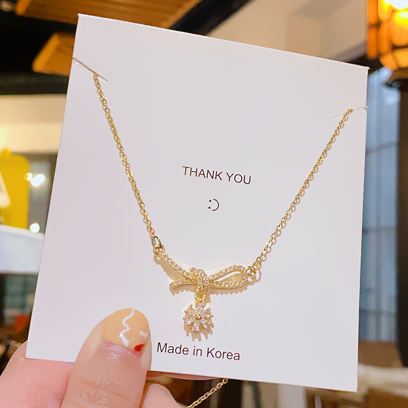 A light luxury style full diamond bow Daisy necklace, a rare and high-end titanium steel collarbone chain fashion accessory for women in summer Specification drawing