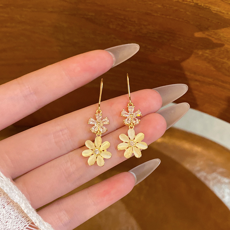 Retro and light luxury cat's eye stone flower earrings, exquisite zircon tassel long stud earrings, Hong Kong-style fashionable and elegant earrings full figure