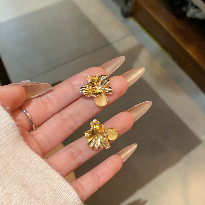 French metal cat's eye stone flower earrings, a light luxury, retro and high-end design for women, with a niche design, are popular ear accessories full figure