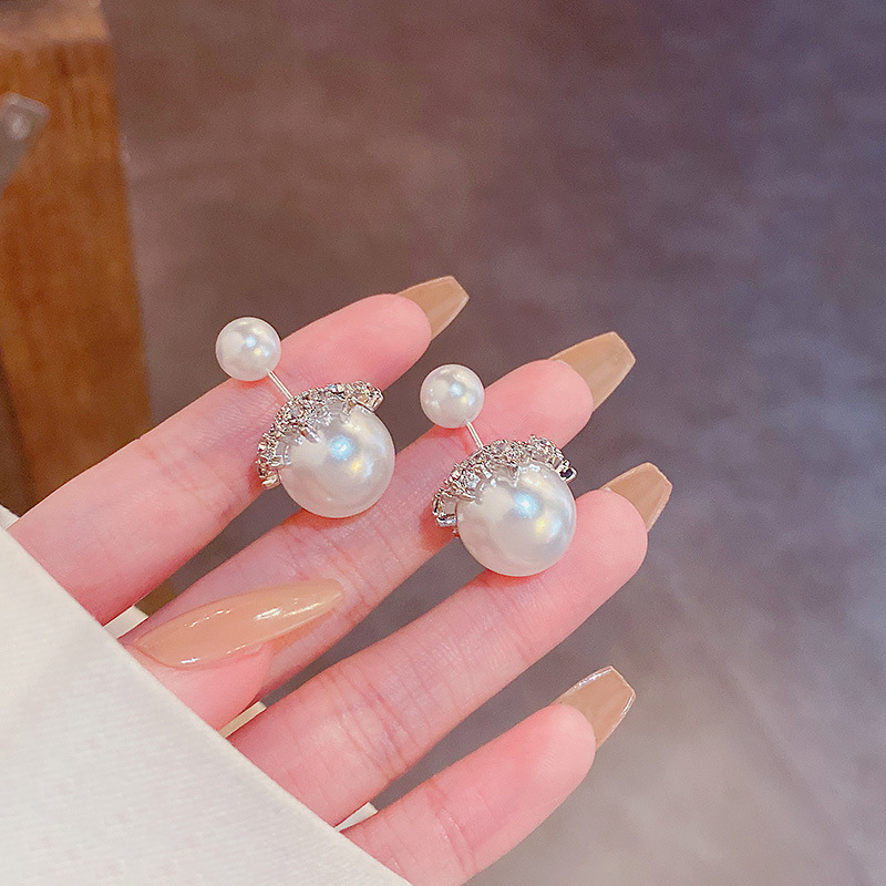 A pair of double-sided pearl earrings, s925 silver needle circular, with a light luxury design and a simple style, is a popular female earring stud details Picture