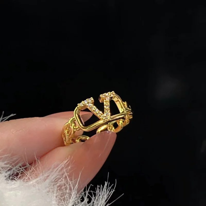 This spring and summer light luxury diamond-encrued zircon opening ring features a unique design with adjustable letters, exuding a sense of sophistication full figure