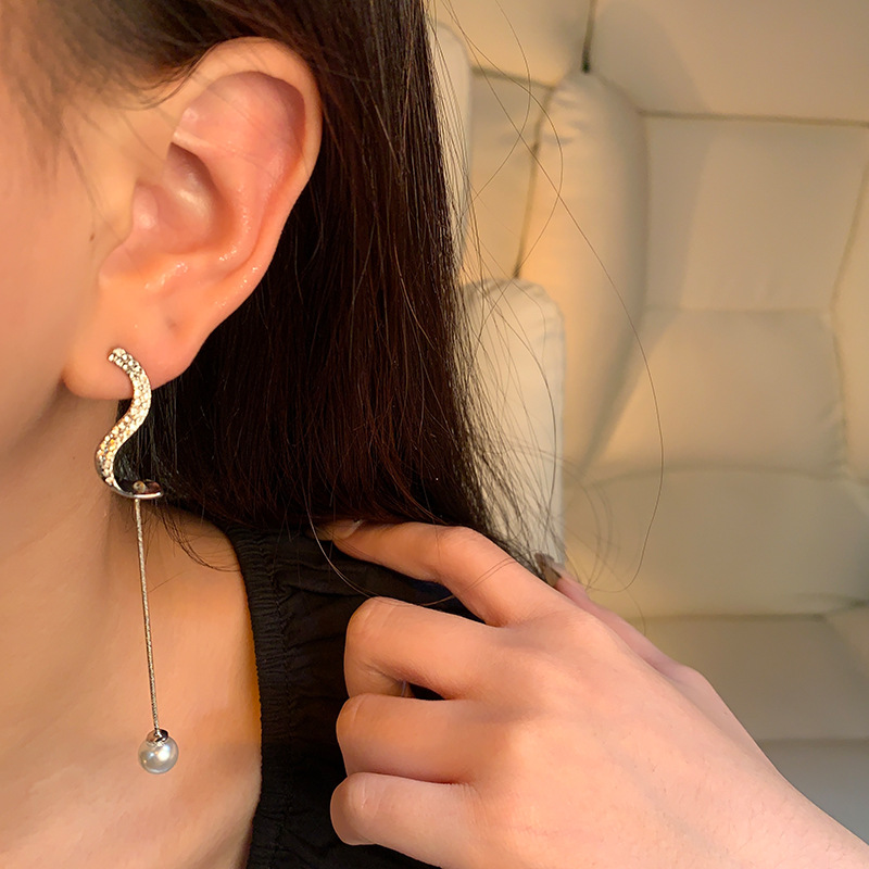 Korean-style diamond-encrusted arc-shaped pearl stud earrings for women, retro, versatile and high-end tassel earrings S925 silver needle bestsellers Application Scenario