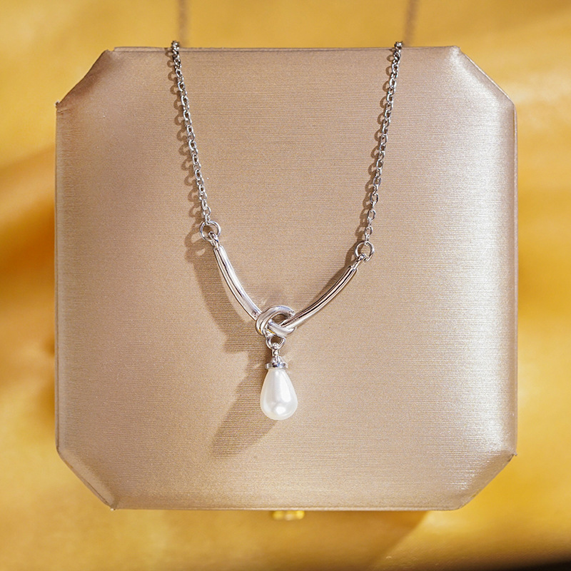 Titanium steel simple knot pearl necklace, fashionable and individual collarbone chain, niche design, elegant and versatile accessory details Picture